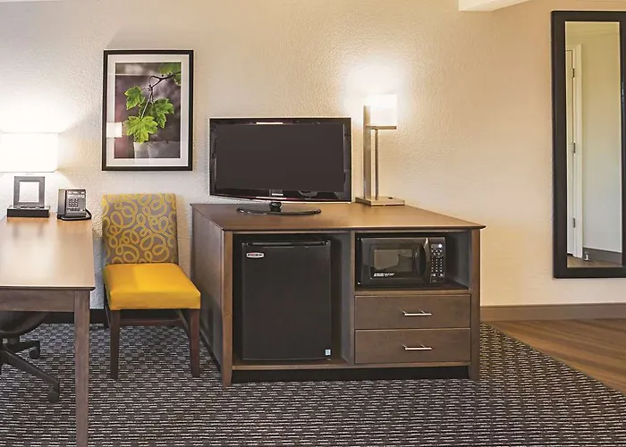La Quinta By Wyndham Worth North Hotel