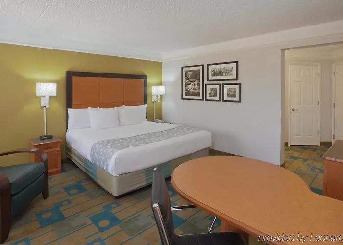 La Quinta By Wyndham Worth North Hotel